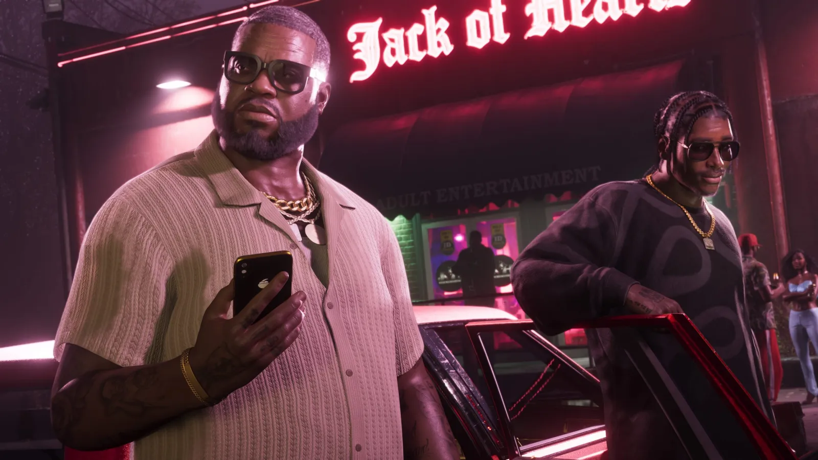 Personagens de GTA 6 do lado de fora de uma balada 'Jack of Hearts' à noite, incluindo Boobie Ike