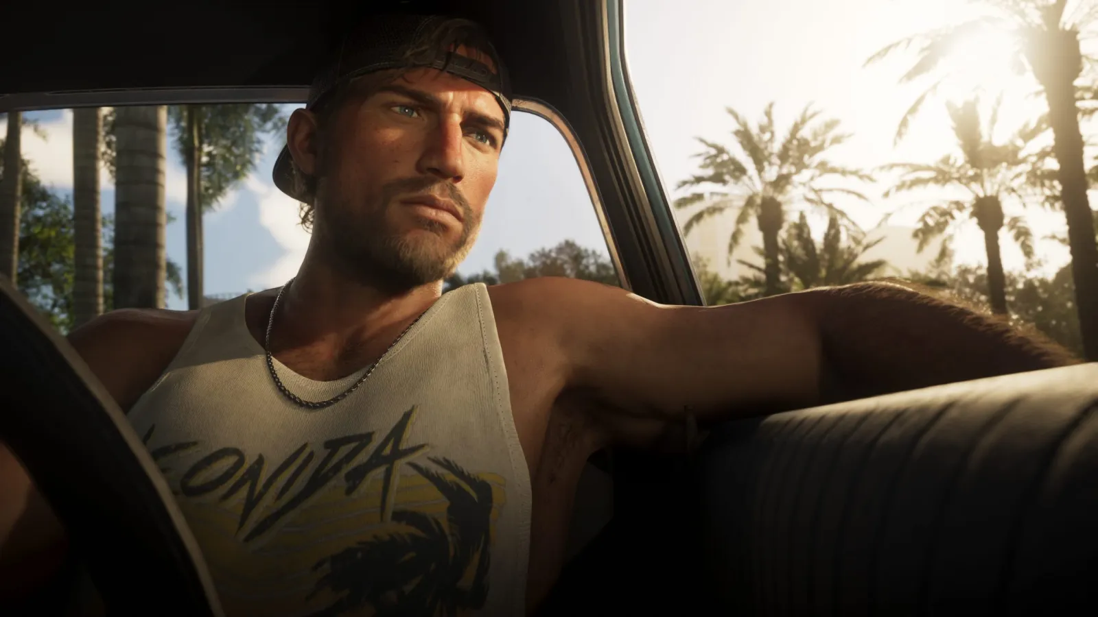 Jason de GTA 6 dirigindo um conversível por uma estrada de Vice City ladeada de palmeiras durante o dia