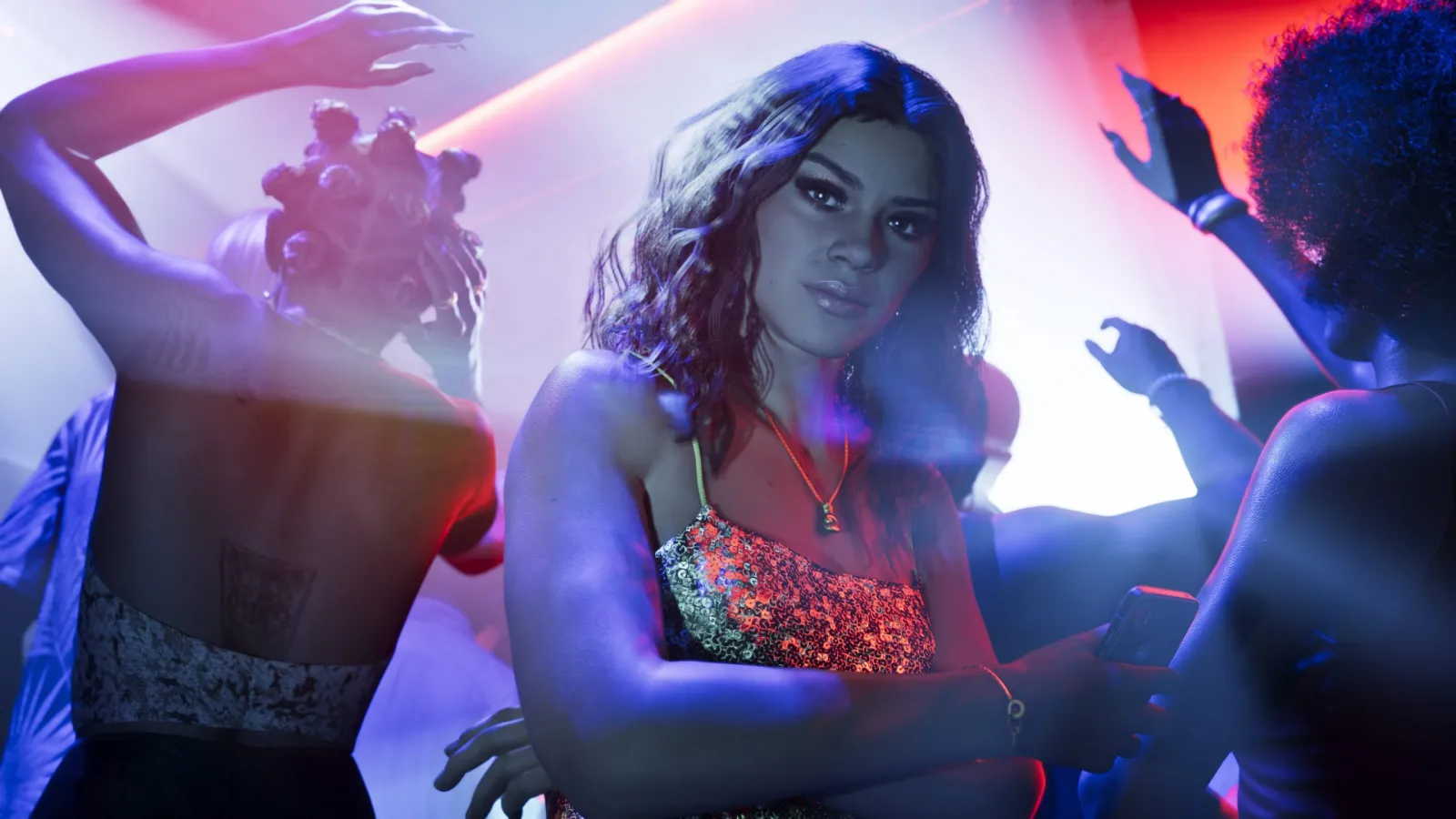 Lucia aus GTA 6 in blauem und rotem Neon in einem Club in Vice City bei Nacht