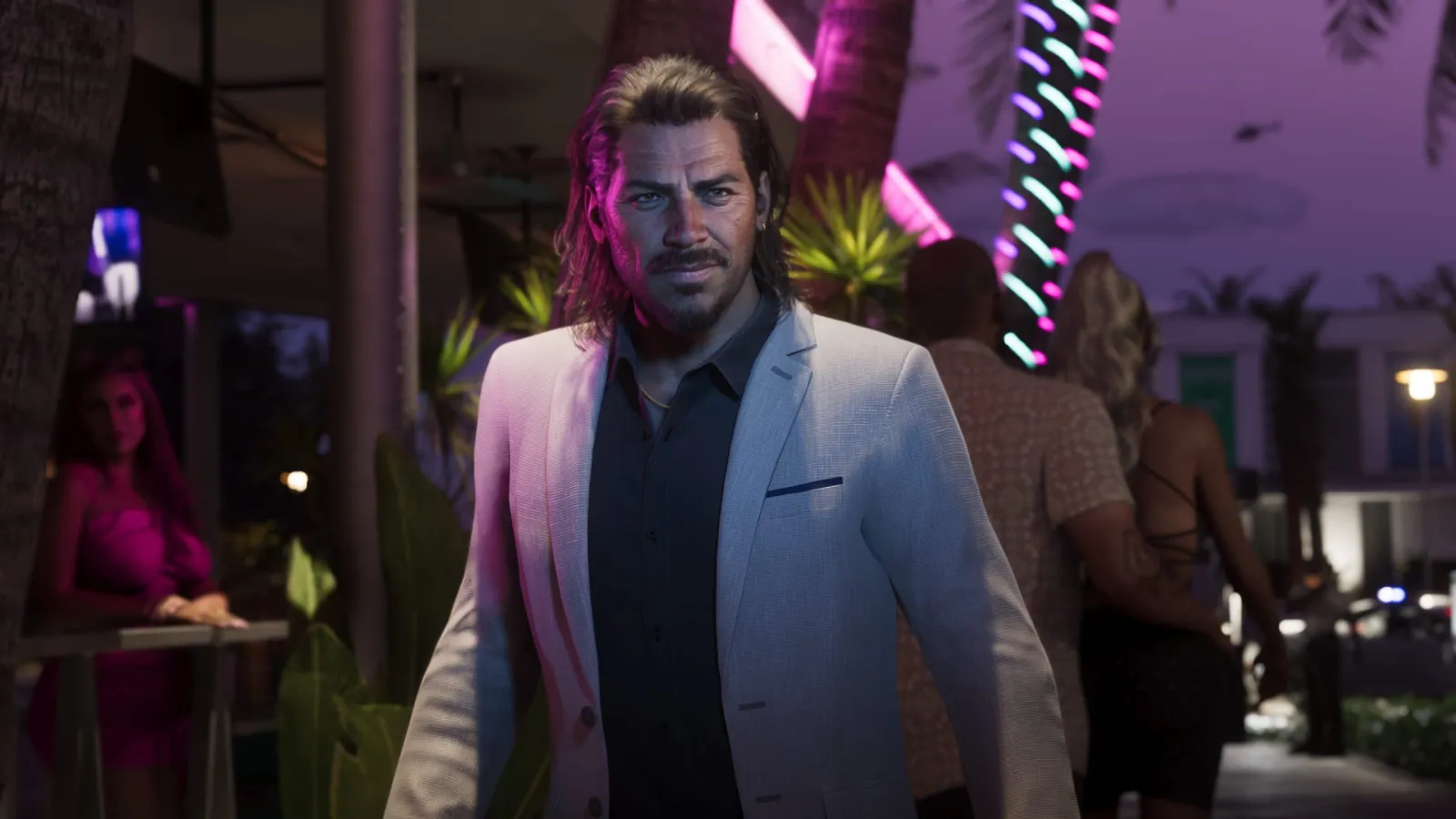 Raul Bautista, um personagem de GTA 6 de terno, em uma rua de Vice City em neon rosa à noite