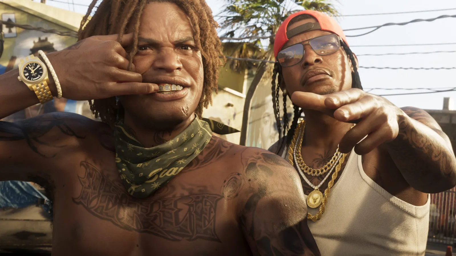 Dwie postacie z Vice City w GTA 6 prezentujące złotą biżuterię i gridy na nasłonecznionej ulicy